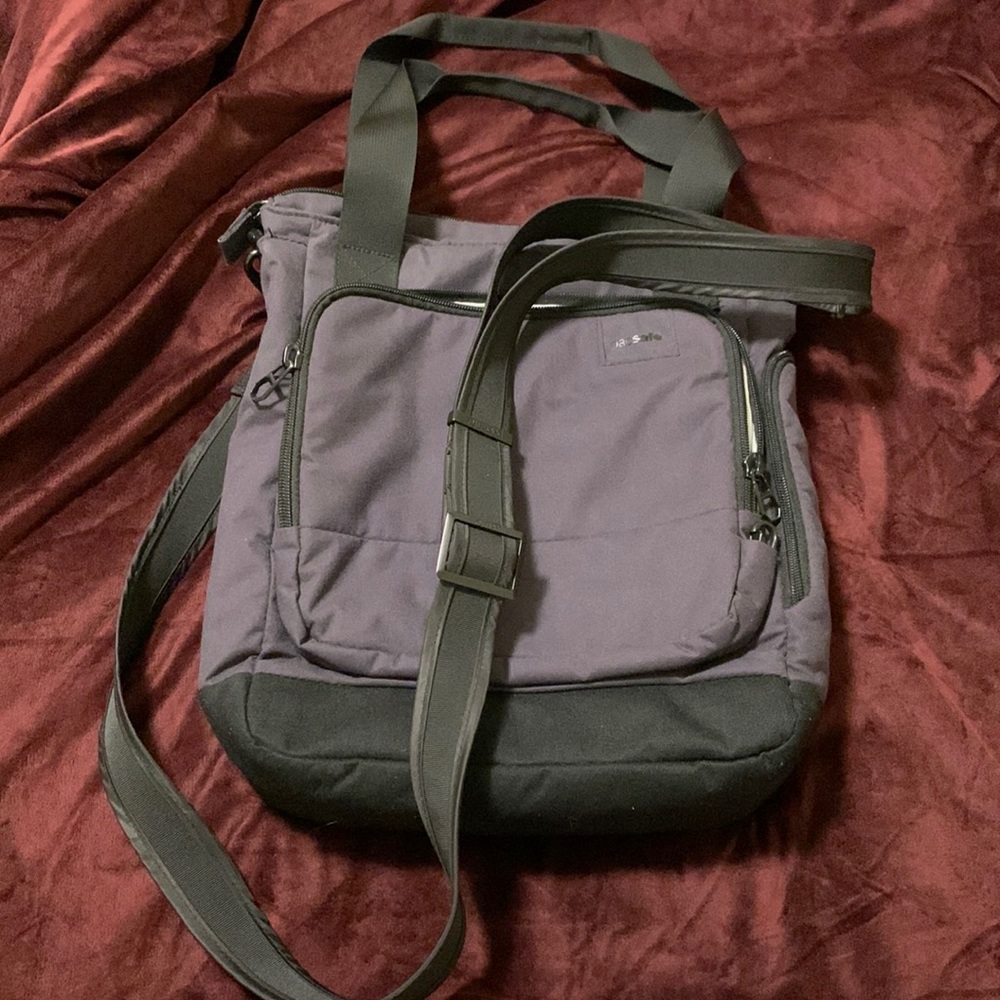 Pacsafe metro safe anti theft shoulder bag